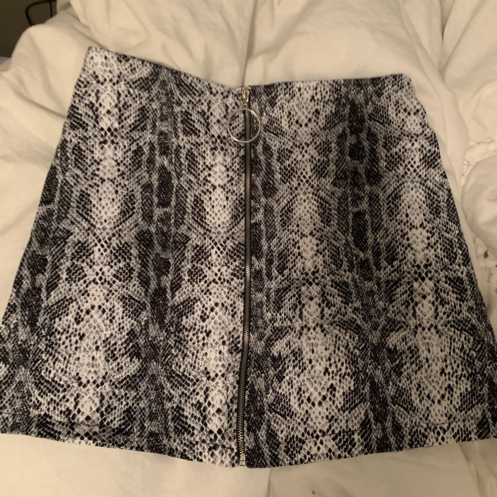 Snake print zip front skirt